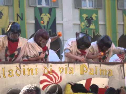 Battaglia delle Arance piazza Ottinetti