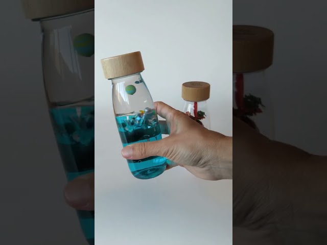Vídeo relacionado con Petit Boum - Pack de 3 Botellas Sensoriales Serenity | Un Microcosmos en Cada Botella | Descubre, Escucha y Aprende | Estimulación Sensorial | Botellas Sensoriales para Niños