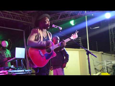 Damian soul performeng live in Atown city @Tripple A