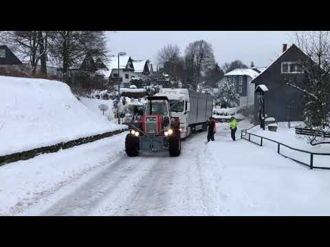 ZT 303 schleppt LKW ab im Schnee