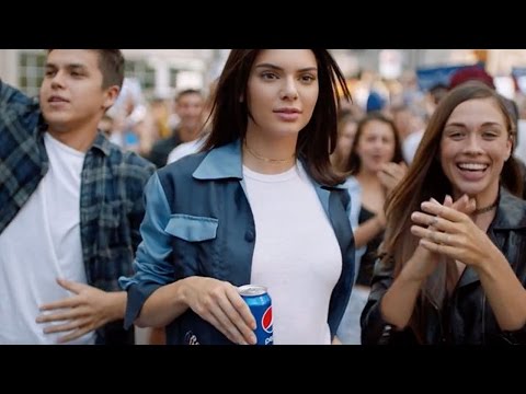 ペプシは、Cringeworthyケンダル・ジェンナーの広告を引っ張る (Pepsi Pulls Cringeworthy Kendall Jenner Ad)