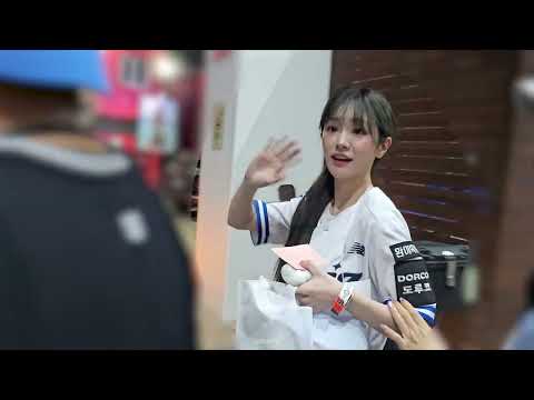 QWER 쵸단 kt wiz 시구 퇴근길 260816 직캠 4k by reBIrth