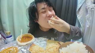 ガーリックチーズナン食べる　ごはんも