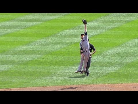 CLE@MIN: Kipnis leaps to snag a liner at second base