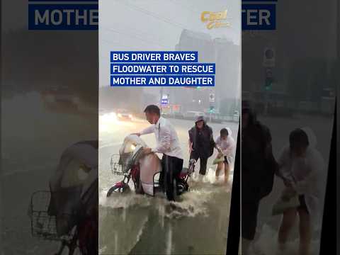 Bus driver braves floodwater to rescue mother and daughter#coolchina