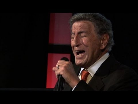 Tony Bennett Performs 'Body and Soul,' Honors Amy Winehouse