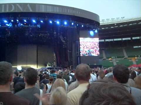 Martin Solveig playing Benny Benassi's Satisfaction on MDNA Tour in Vienna