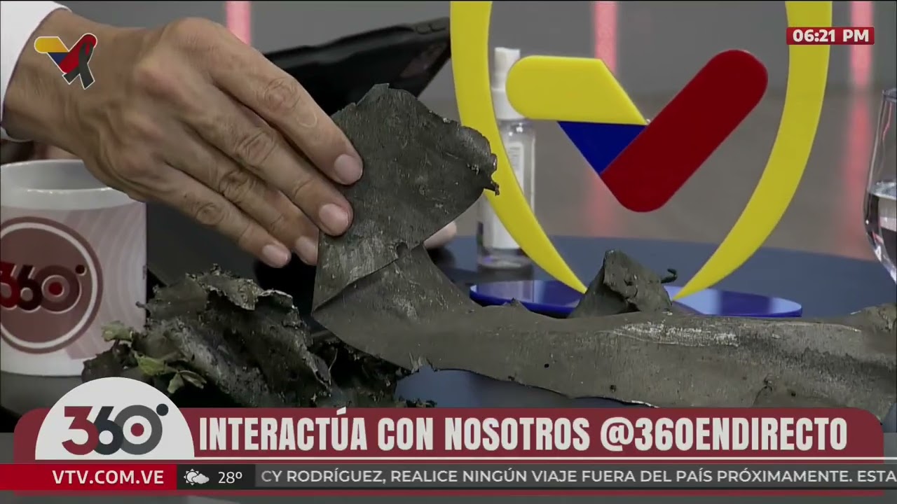 Periodista de VTV muestra restos de misiles del 3 de enero que se incrustraron en su carro