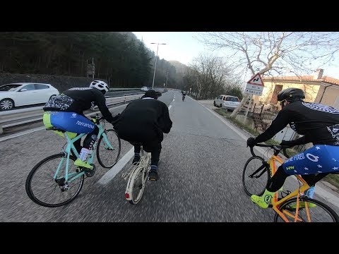 Ksiądz na składaku vs kolarze