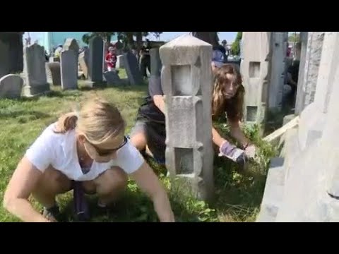 Hundreds of volunteers clean-up cemetery in Oxford Circle