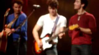 Jonas Brothers 1/29 The Wiltern- Who I Am (Joe messes up lyrics)