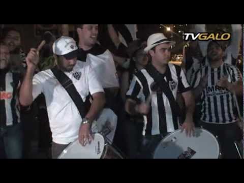 25/03/2013 Massa do Galo faz carreata e lota a Sede de Lourdes para comemorar os 105 anos do clube