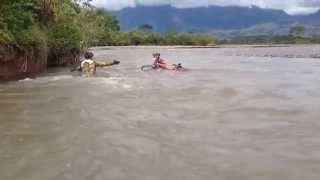 preview picture of video 'MTB-XC-Colombia-Cruzando el Rio Guacavia Cumaral'
