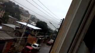 preview picture of video 'Lavando carro na chuva'