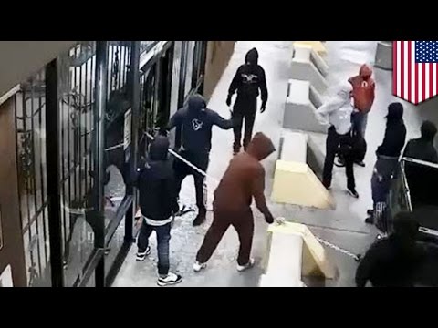 Texas gun store robbery: thieves use truck and chain to rip off shop door - TomoNews