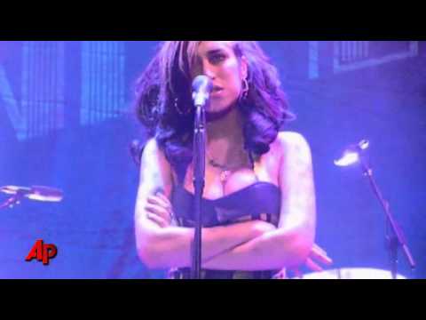 Winehouse Booed Off Stage in Serbia