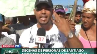 Decenas de personas de Santiago marchan hacia el Palacio Nacional