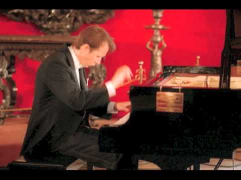 Mikhail Pletnev plays Moszkowski Etincelles op. 36 no. 6 - live 1982