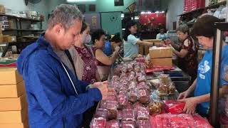 25 09 66 เบตง คึกคักชาวมาเลเซีย แห่ซื้อขนมไหว้พระจันทร์ ร้านเก่าแก่เมืองเบตงทำกำไรงาม เงินบาทแข็ง 25 09 66 เบตง คึกคักชาวมาเลเซีย แห่ซื้อขนมไหว้พระจันทร์ ร้านเก่าแก่เมืองเบตงทำกำไรงาม เงินบาทแข็ง