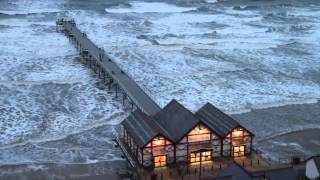 preview picture of video 'Saltburn Pier Waves'