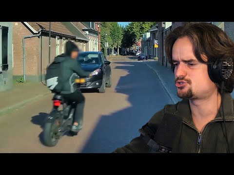 Oude man schreeuwt naar fatbikes