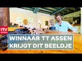 Beeldend kunstenaar uit Dwingeloo maakt opnieuw TT-trofeeën | RTV Drenthe