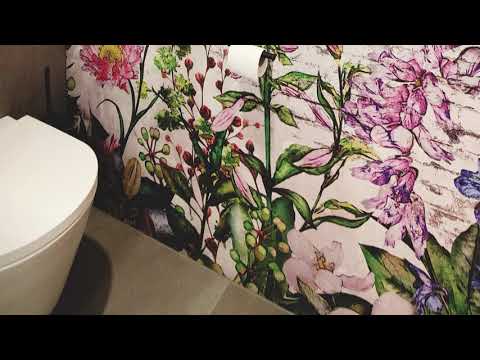 Modernes Gästebad mit WC - Blumige Glasfasertapete trifft  auf Ceraflex®