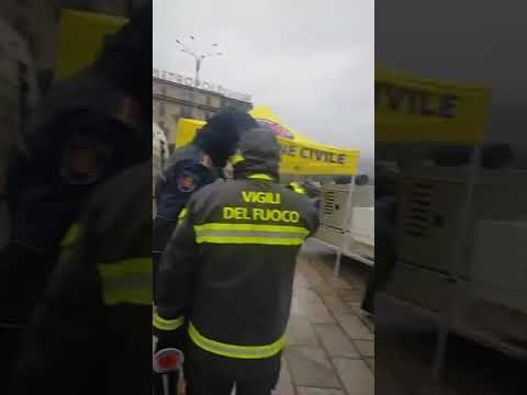 Piazza Cavour allagata dalla pioggia, la Polizia locale chiude il lungolago per motivi di sicurezza