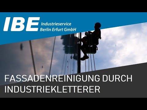 Fassadenreinigung durch Industriekletterer - Facade cleaning by rope access technicians