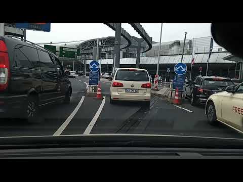 Düsseldorf Flughafen Anfahrt zum Abflugterminal von der Tankstelle am Flughafen 20.05.23