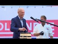 Eerste vaatje Hollandse Nieuwe naar zorgpersoneel