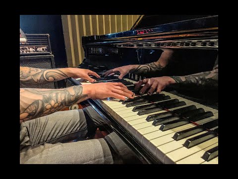 Miniatura de Blood & Glitter (Piano Version - Live at Sonic Pump Studios)