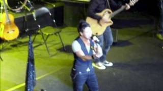 david demaria jugando con los charcos