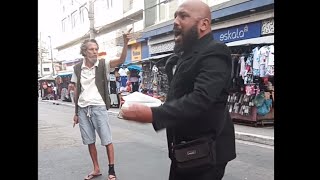 HOMEM ZOMBA DA PALAVRA E ELE FICA SEM VOZ E PARALIZADO NO MEIO DA RUA VEJAM