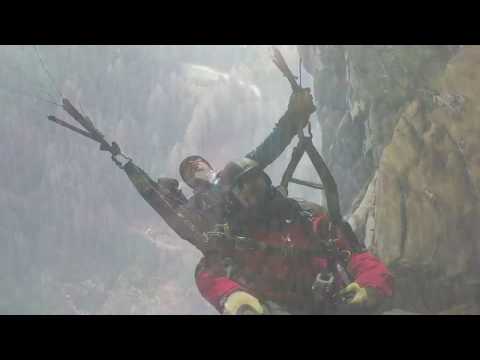 Lüsen Tandem Paragliding Remy und Ronny Steilspirale mit Gleitschirm