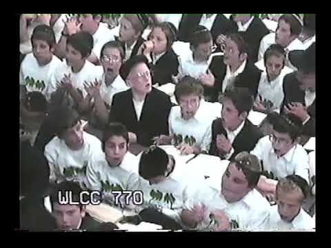 Campers Wait for Maariv Motzei Shabbos Chof Av 5753 | ילדי הקעמפ מחכים למעריב מוצש"ק כ"ף אב תשנ"ג