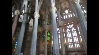 preview picture of video 'Interior da igreja Sagrada Familia de Gaudi - Barcelona, ESP'