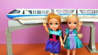 TRAIN ! Elsa and Anna toddlers - Disney monorail - racing cars