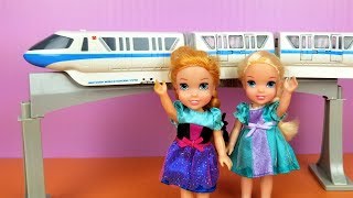 TRAIN ! Elsa and Anna toddlers - Disney monorail - racing cars