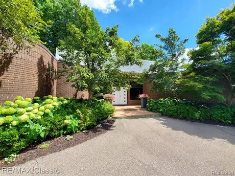 Tour video of listing at 5380 Woodlands Estates Drive, Bloomfield Twp, MI 48302 - Residential for re