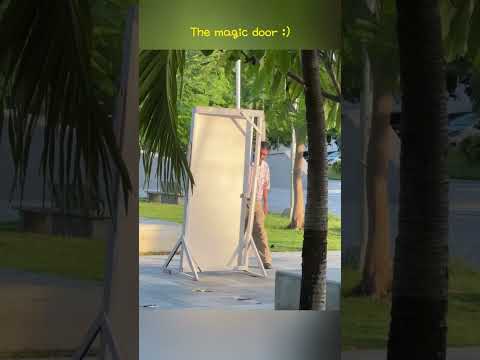 The magic door #prank  #funny #funnymoments #funnyvideos #troll #trolls #laugh #prankvideo #funk