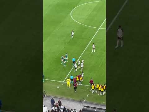 Arbitragem expulsa o volante André por gesto obsceno para Andreas Pereira no derby paulista.
