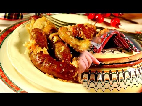 Коледна Капама от Банско - телешко, пиле и кървавица с кисело зеле и ориз. Бавно печени в гювеч.