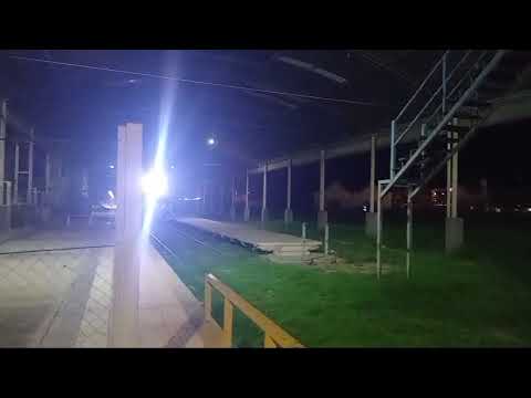 Gr- 12 W (6596) con un Tren Cargado de N.C.A a su paso por "Estación La banda" en plena noche🚂 🌃