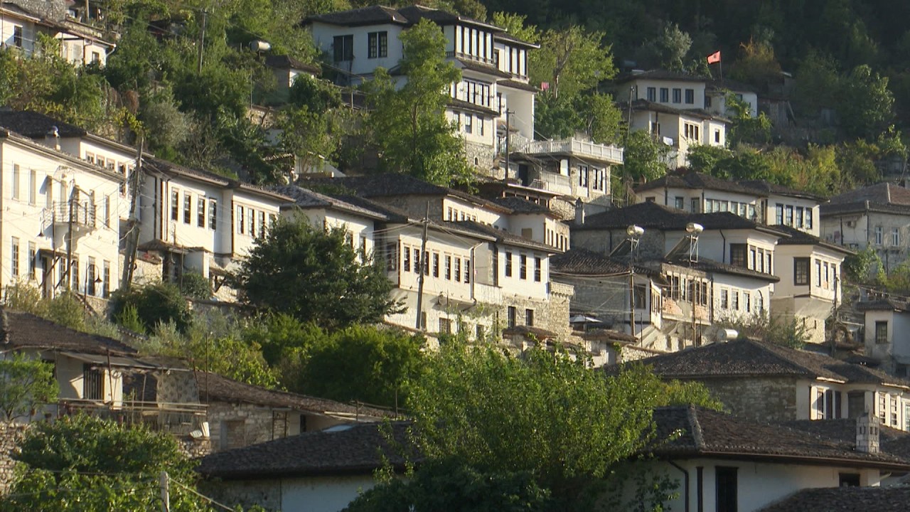 Berati magjeps vizitorët, qyteti 2400-vjeçar tërheqës për turistët italianë dhe amerikanë