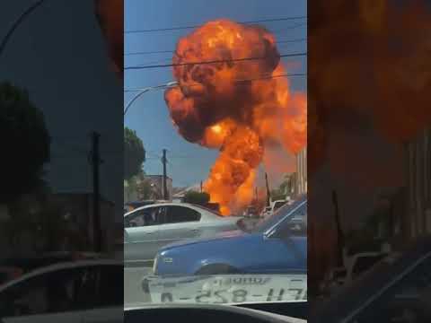 Captan en video fuerte explosión durante incendio de una bodega en Sonora