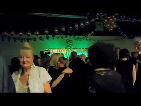 # 827 Zycie w Kanadzie  -- Polska  zabawa  karnawalowa  ,  niestety  tylko  starsi  .Wloski  zespol