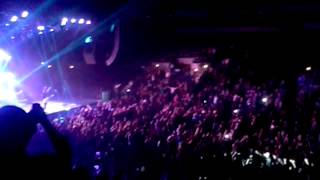 daughtry in the crowd we're not gonna fall