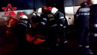 preview picture of video 'Accident - autocar plin cu muncitori intrat intr-un Volkswagen (Rascruci, Cluj)'