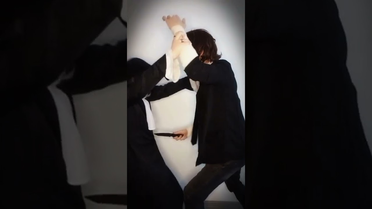 Dazai Osamu trains Runoske Akutagawa in the Port Mafia